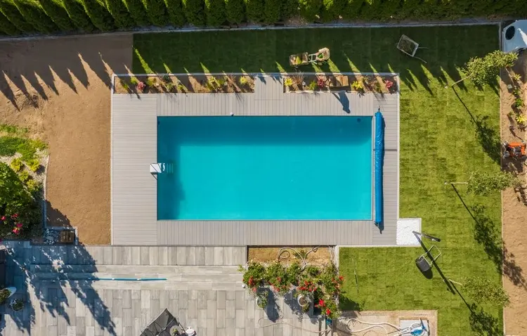 Nahegelegene Pflanzen sollten Chlor oder Salzwasser vertragen können