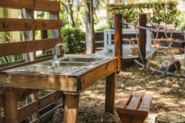 outdor küche aus paletten mit spülbecken
