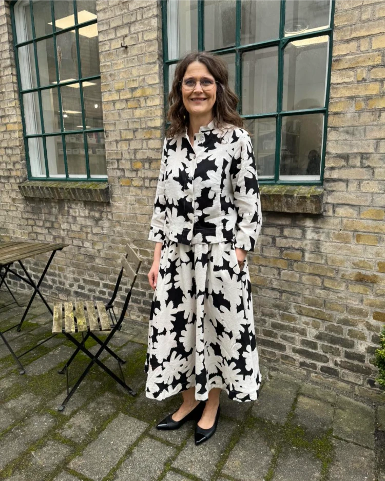 outfit für die mutter zur konfirmation mit schwarz weißem kleid mit blumendruck