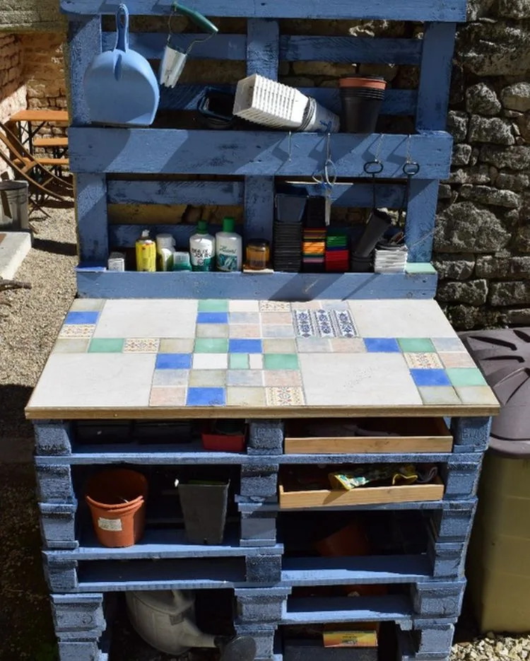 pflanztisch mit kleinen bunten fliesen dekorieren