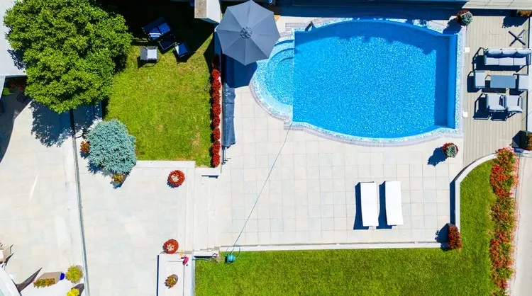 Pflegeleichte Bepflanzungsidee mit Sträucherreihen und schlichtem Rasen