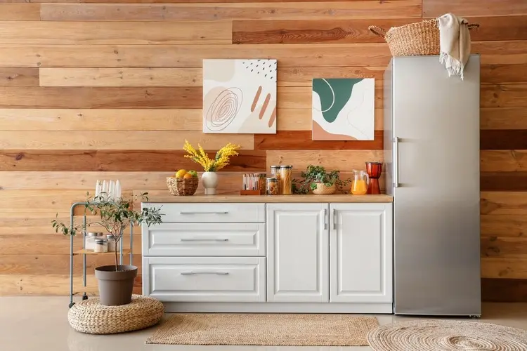 Platz über dem Kühlschrank praktisch und dekorativ nutzen mit einem Korb