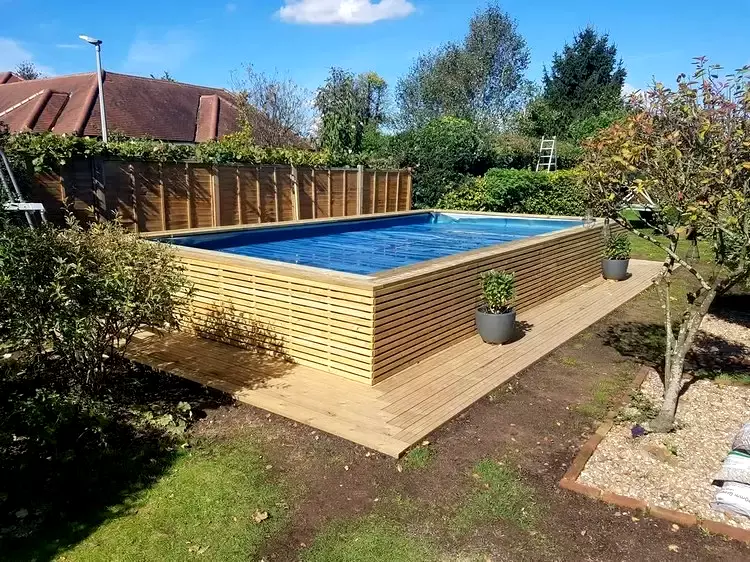 Poolverkleidung aus Holz für eine schäne Optik