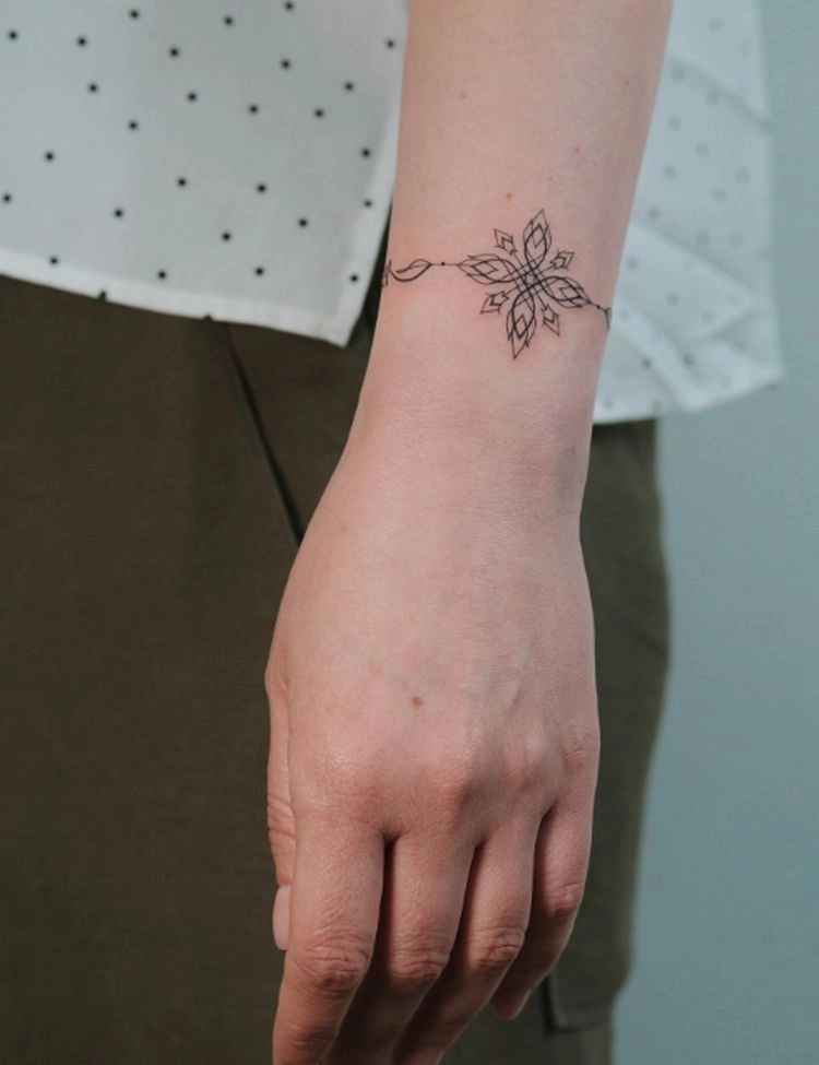 schlichtes handgelenk tattoo für frauen