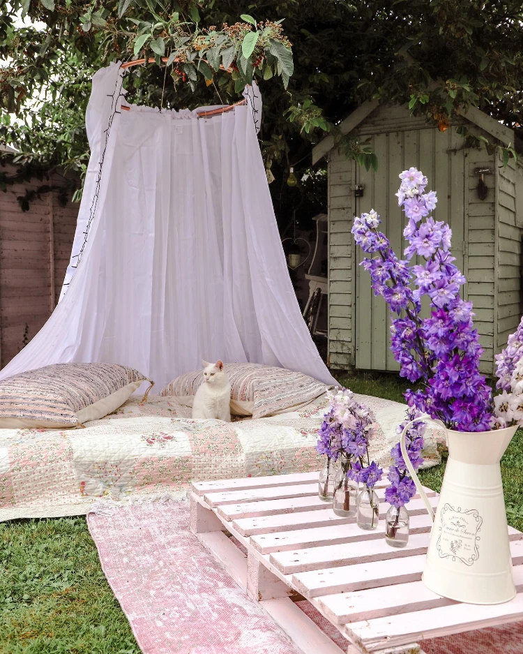 schöner garten mit baldachin aus alten gardinen