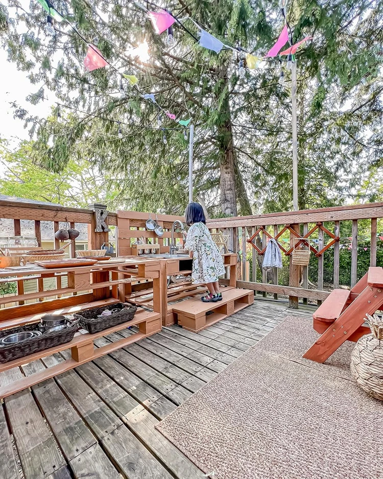 spielküche aus paletten für den garten