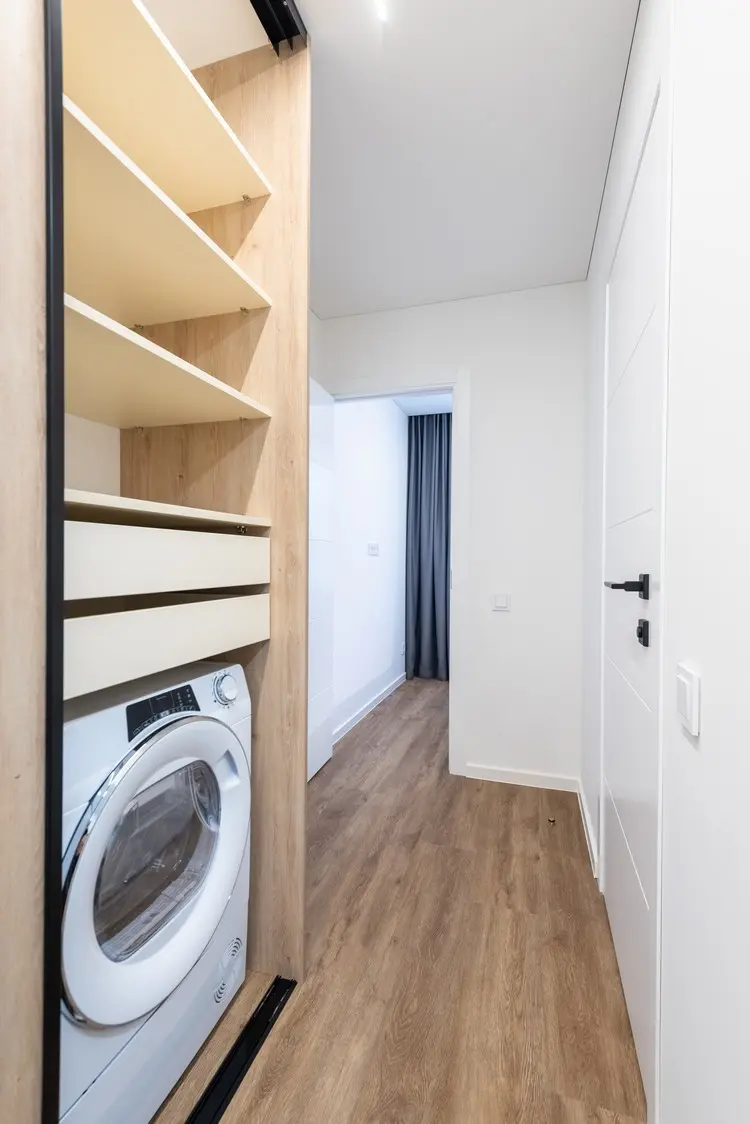 Steht die Waschmaschine im Flur in einem Schrank, erhält man viel Stauraum für Waschmittel und Co.