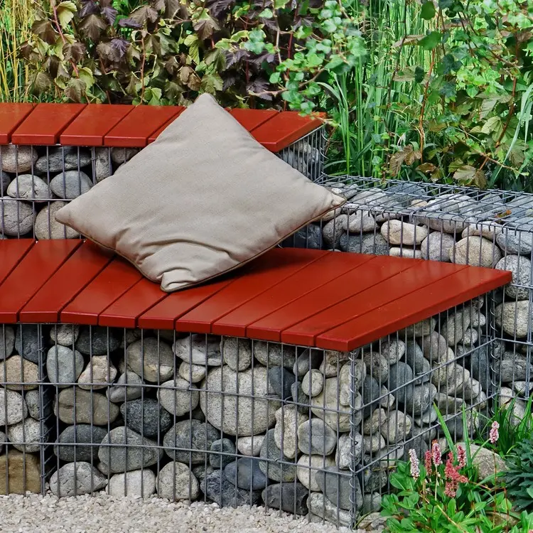 Stützwand aus zwei unterschiedlich hohen Reihen zum Gestalten einer halbrunden Sitzbank mit Lehne