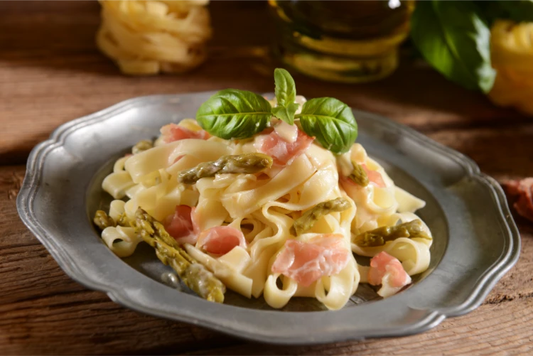 tagiatelle nudeln mit spargel und prosciutto schinken