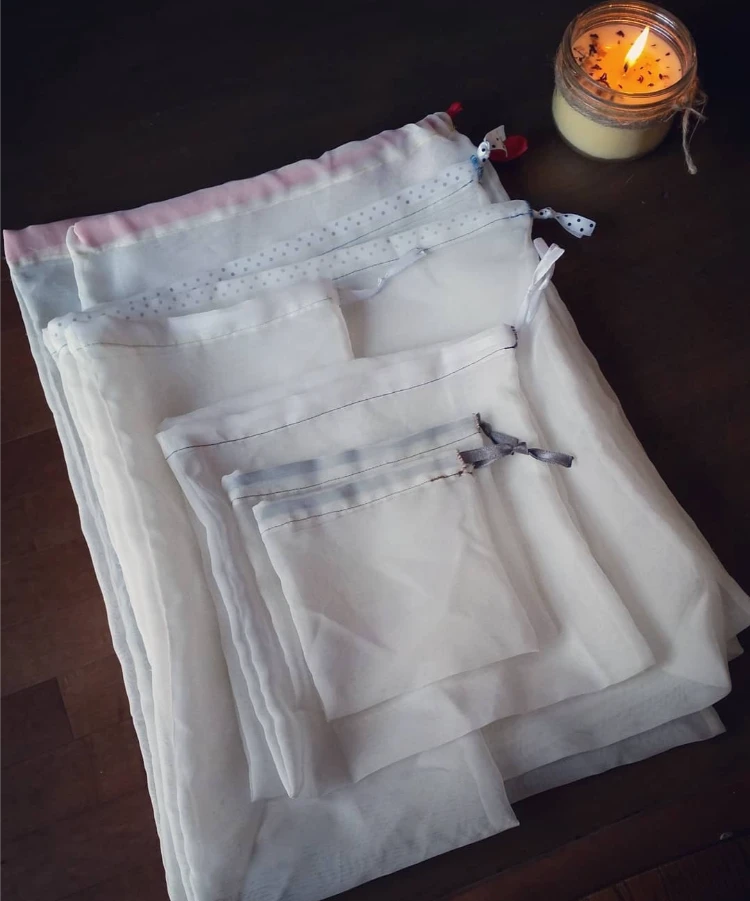 unterschiedlich große beutel aus alten vorhängen