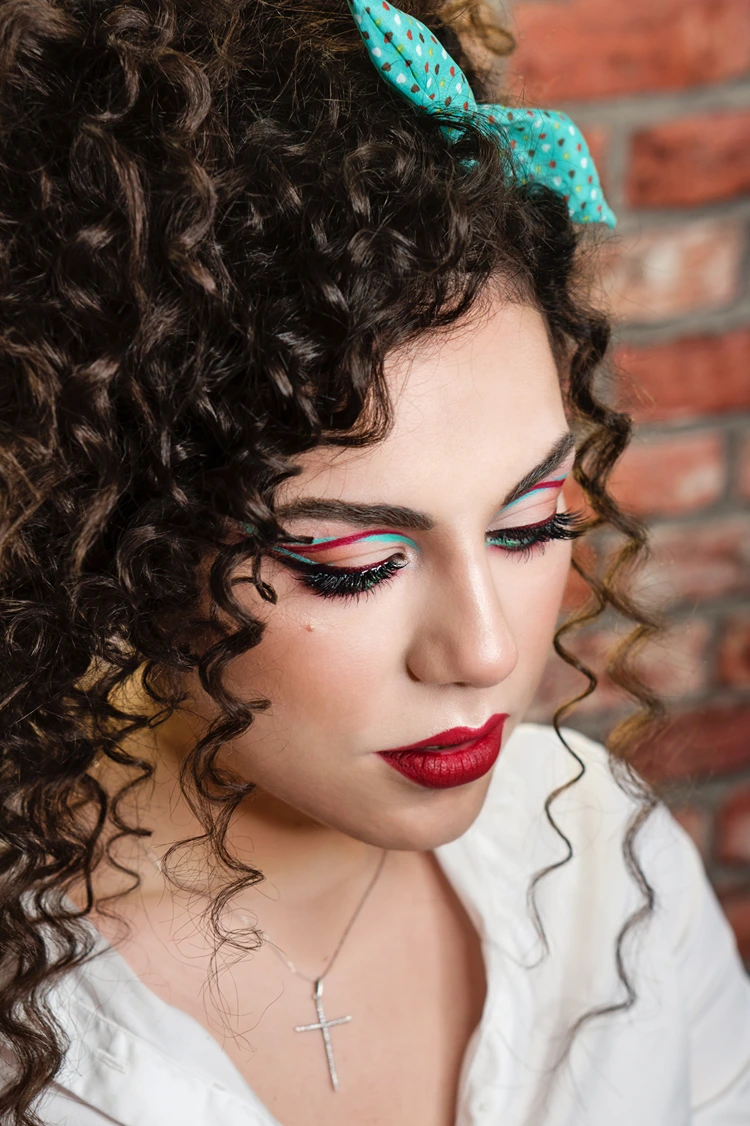 verspielte locken & statement make up im retro look