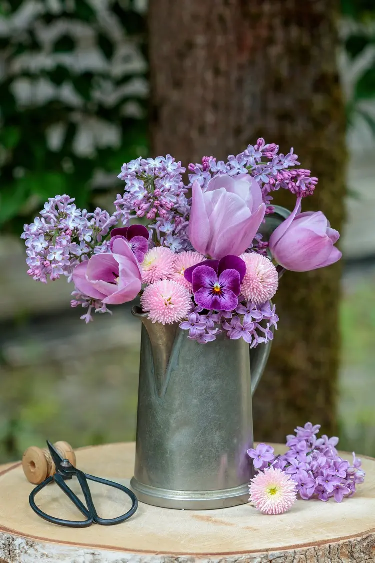 Verzinkte Kanne als Alternative zur Vase für einen Frühlingsstrauß