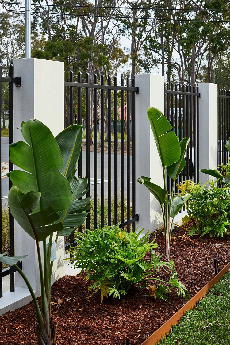 vorgarten modern interpretiert – cortenstahl kante hebt das pflanzbeet elegant hervor