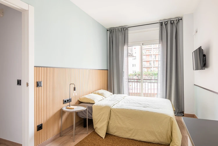 wandpaneele als kopfteil in einem schmalen schlafzimmer