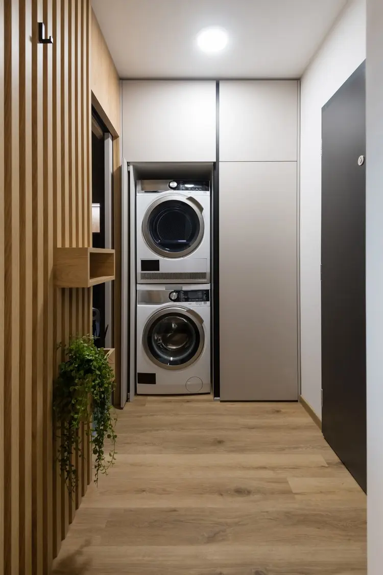 Waschmaschine im Flur in einem modernen Einbauschrank unterbringen