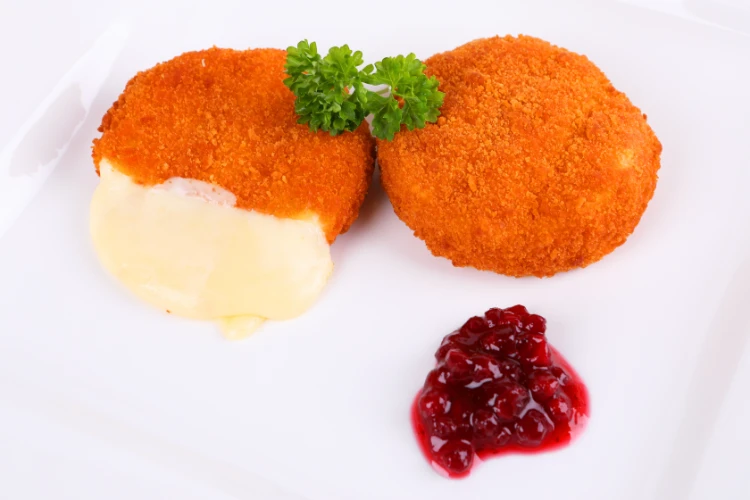 zwei gebackene camembert aus dem airfryer mit preiselbeeren