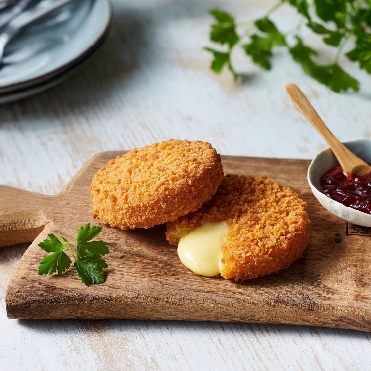 zwei scheiben back camembert aus dem airfryer, serviert auf einem holzbrett