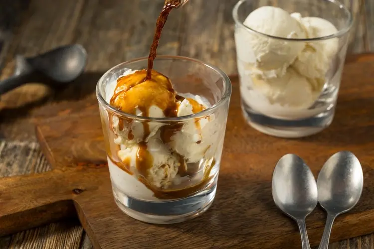 Affogato als Dessert mit Espresso ist perfekt für den Sommer
