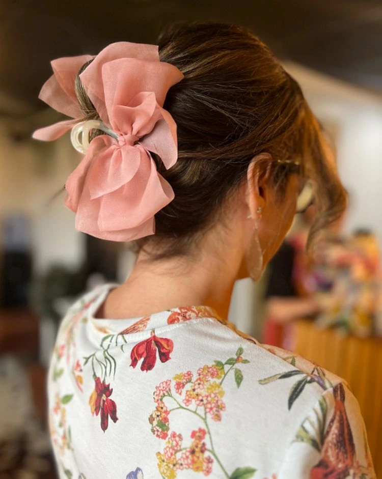 angesagte haaraccessoires für lange und kurze haar wählen