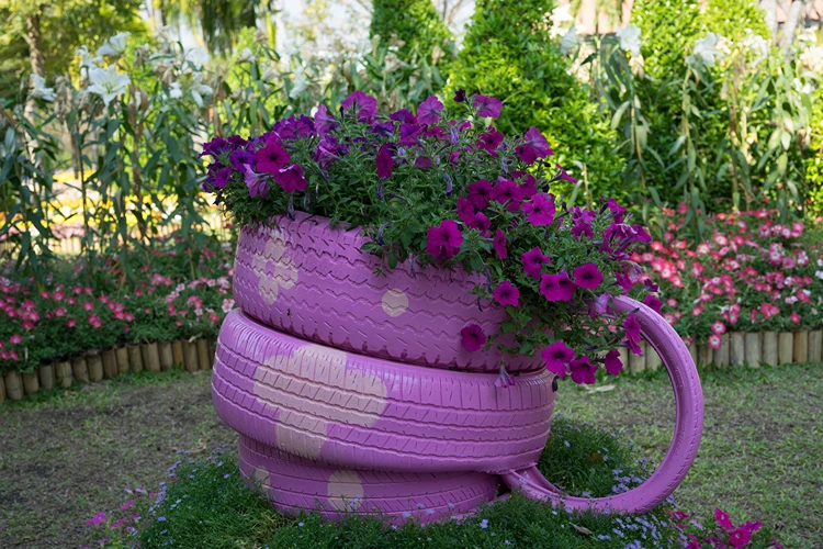 ausgediente autoreifen in riesige tasse verwandeln als gartendeko