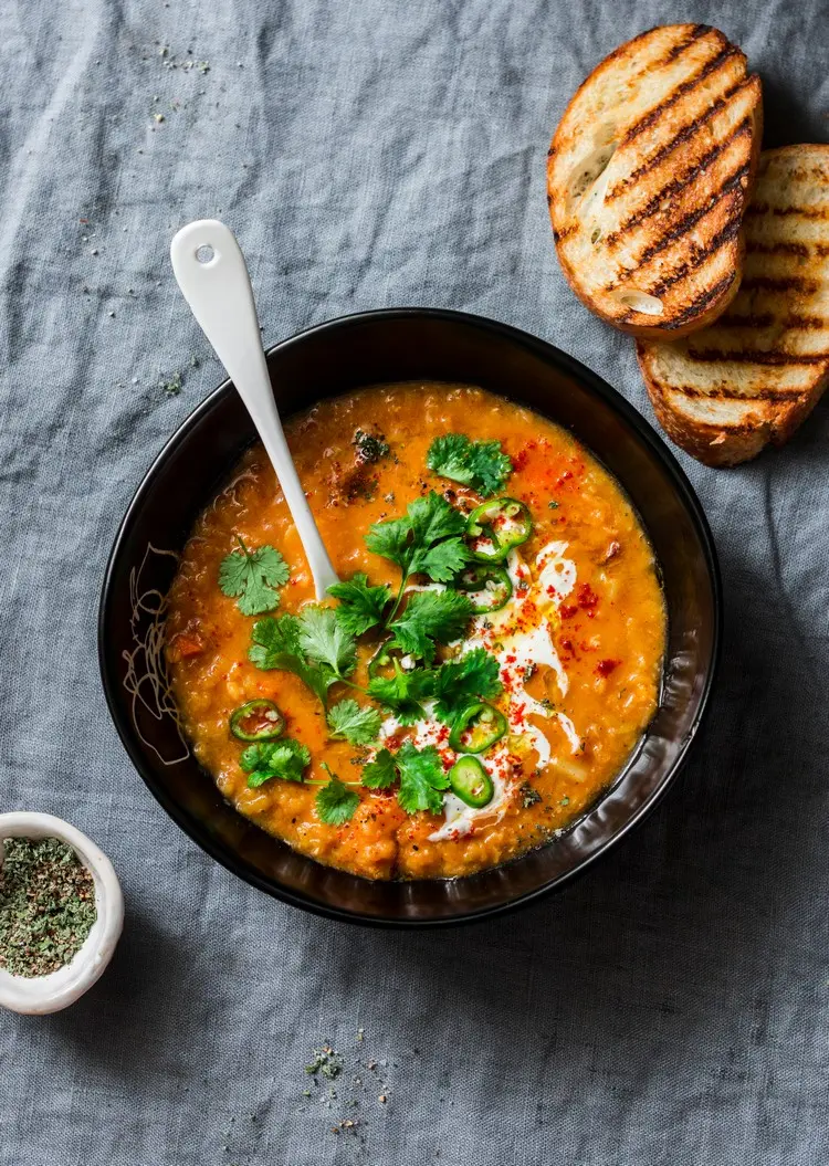 Beliebiges Topping aus Kräutern, gerösteten Kichererbsen oder Brot