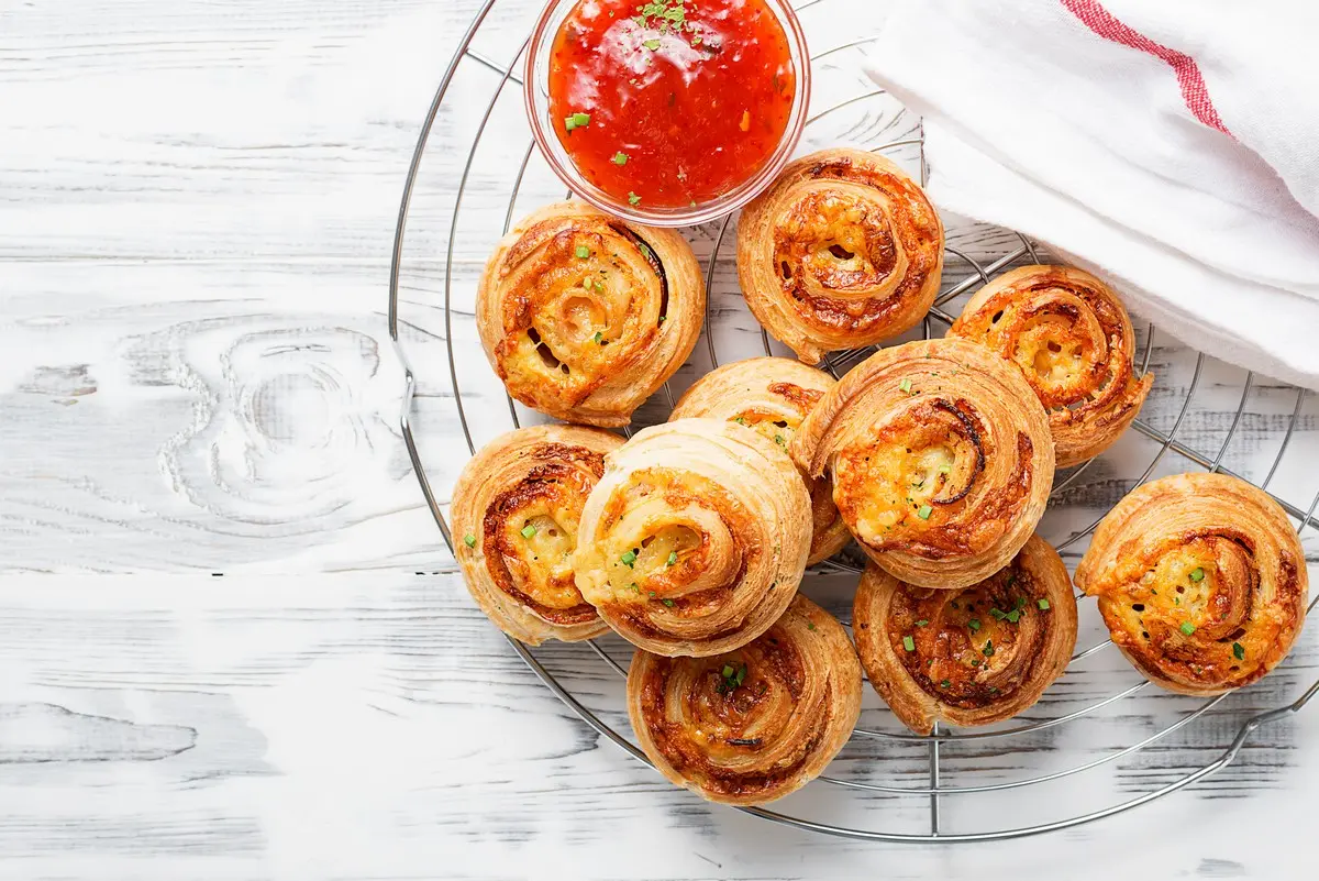 Blitzrezept für jeden Anlass - Tomaten-Schnecken aus Blätterteig zubereiten