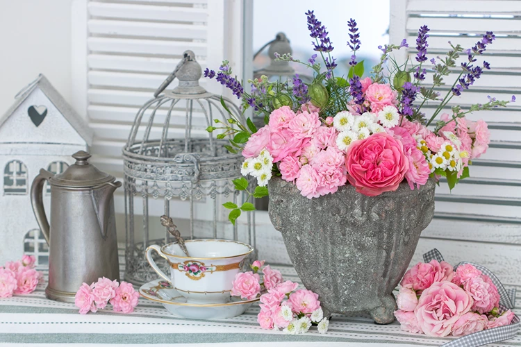 blumenarrangement in lila rosa und weiß rosen lavendel kamillen