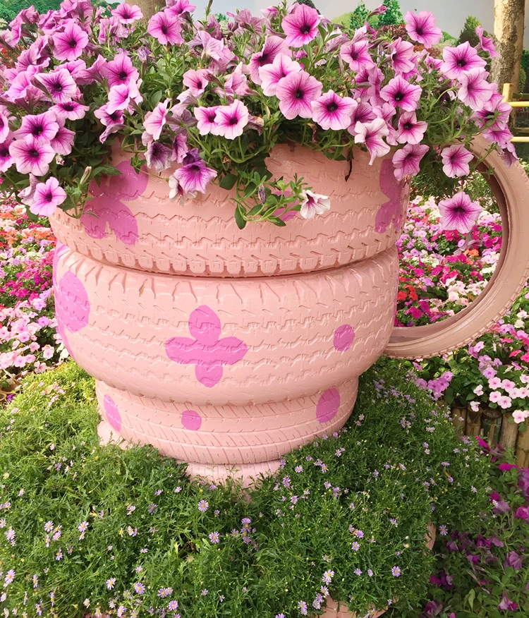 blumenbeet deko idee riesige tasse aus autoreifen mit petunien