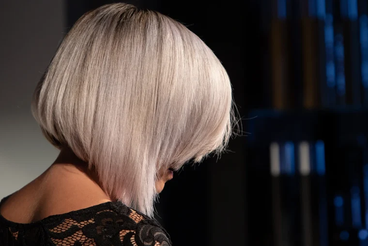 bob mit bogen am nacken platinblonde haare