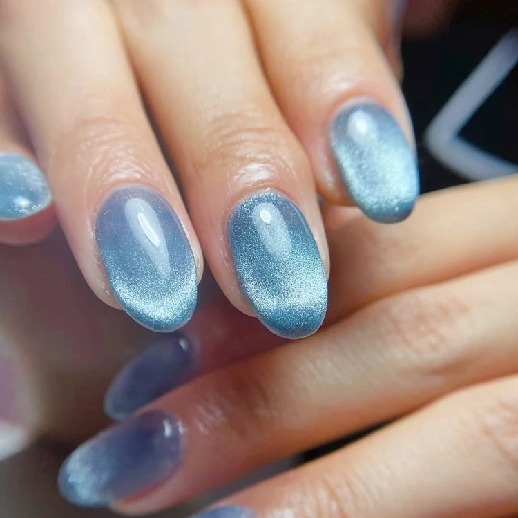 cat eye nails in zartem babyblau