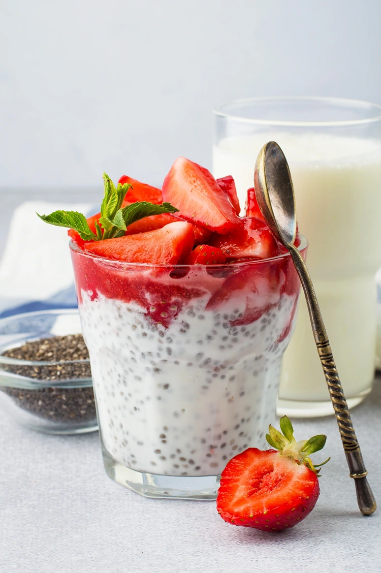 chia pudding mit joghurt und erdbeeren