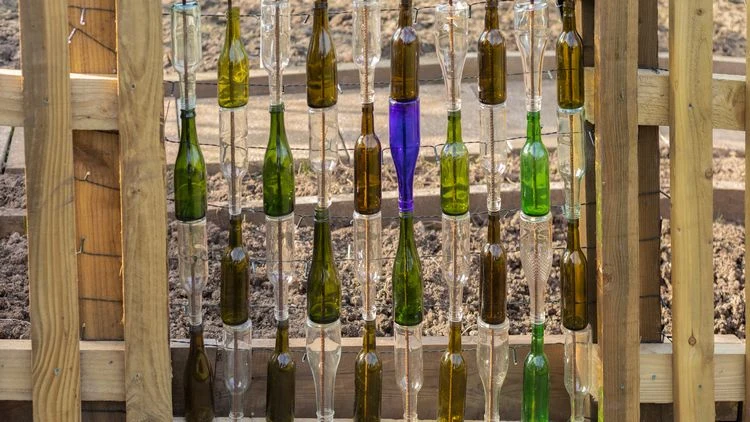 dekorativen sichtschutz aus weinflaschen basteln
