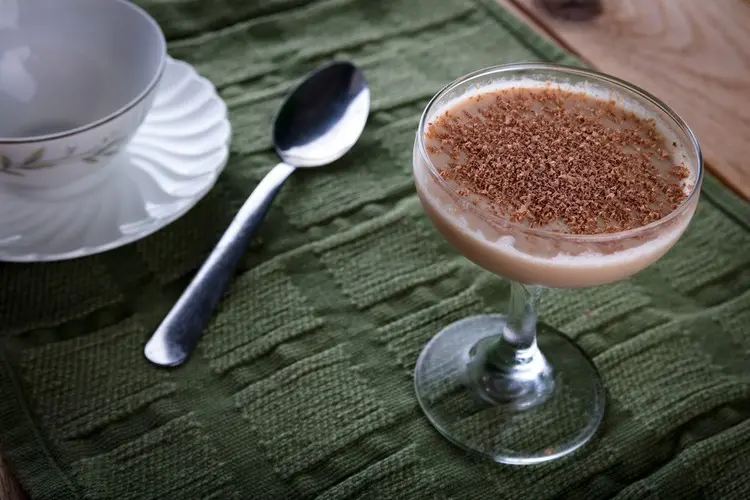 Die Pannacotta kann mit Karamellsauce getoppt werden