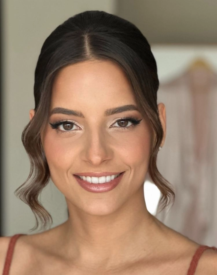 dutt mit umrahmenden strähnchen