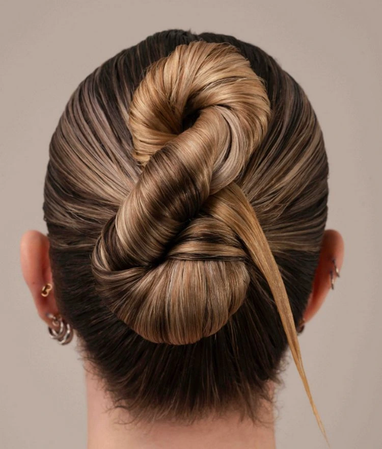 edle hochsteckfrisur, die ihr hochzeitsgast outfit abrundet