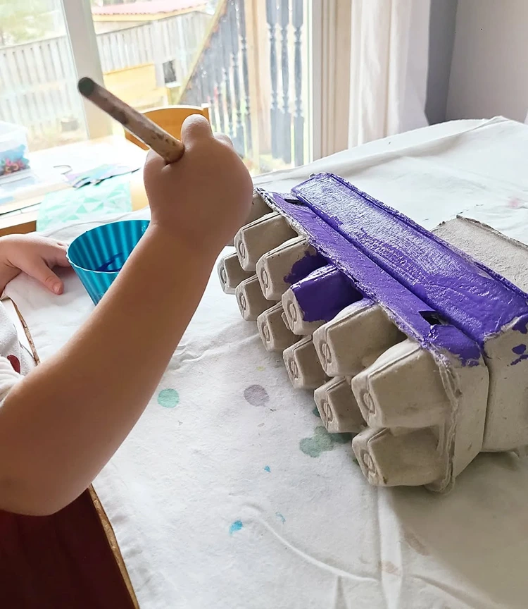 eierkarton mit bastelfarbe bemalen in lila