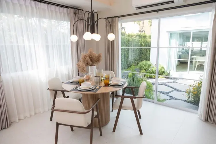 Ein runder Ausziehtisch ist kompakt, flexibel und elegant