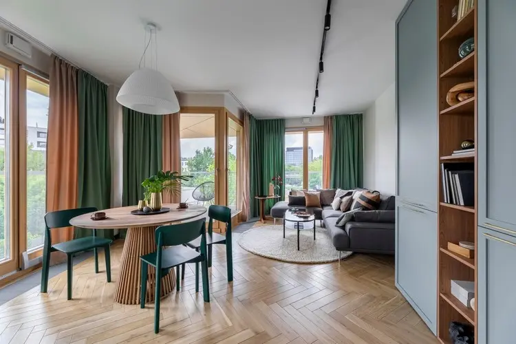 Ein runder Tisch zum Ausziehen strahl Ruhe und Komfort aus