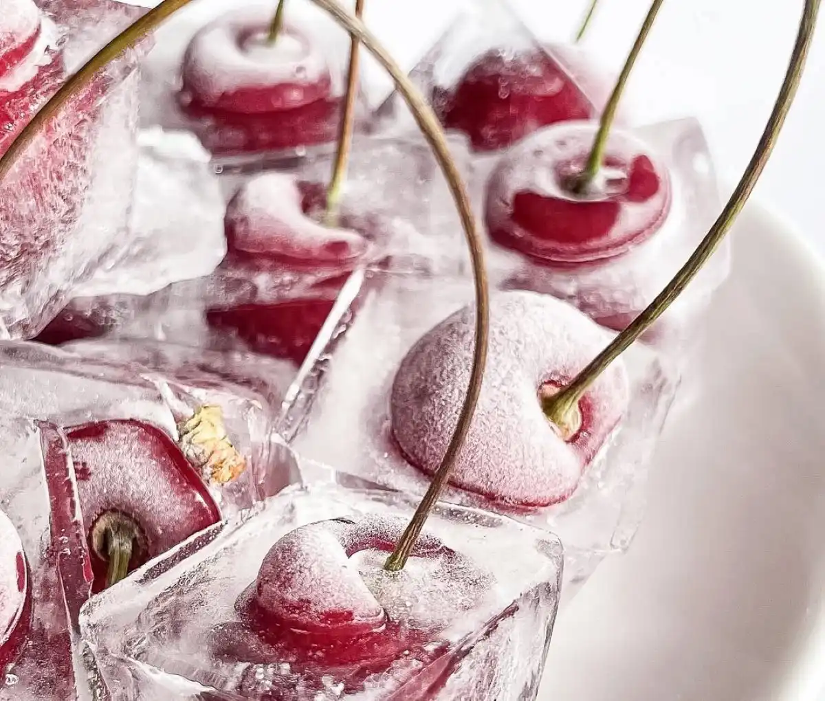 eingefrorene Kirschen für Eiswürfel oder Cocktail Deko