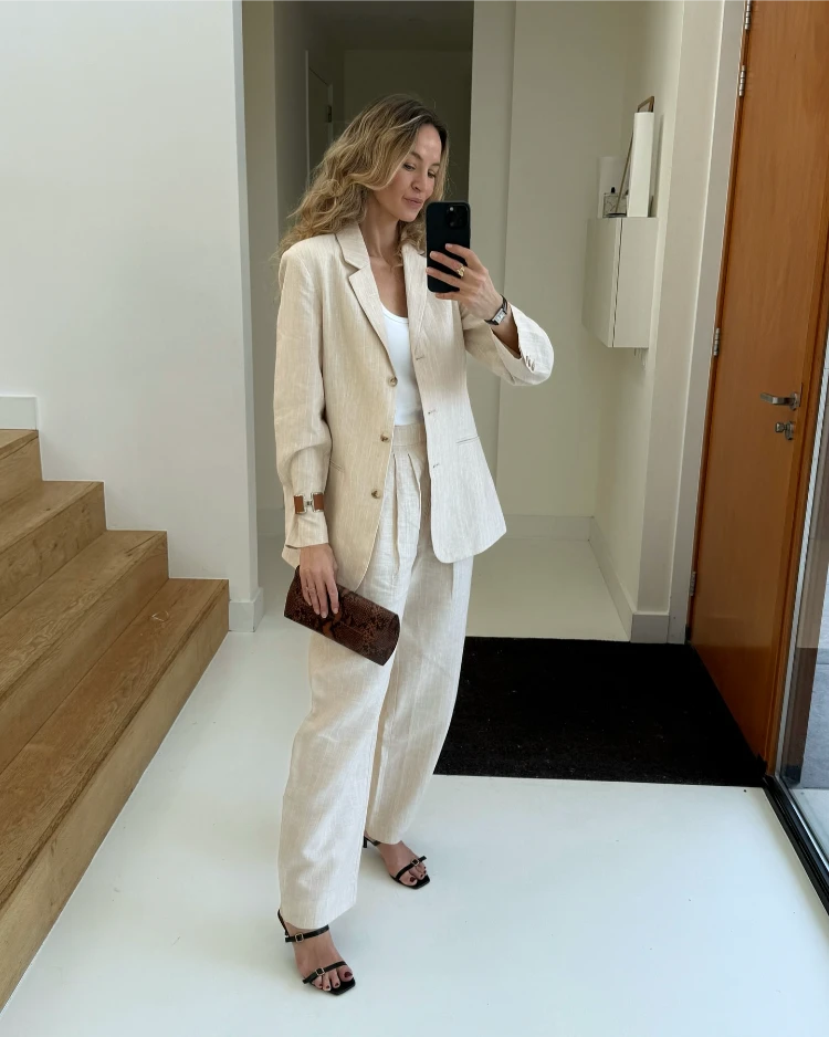 elegantes sommeroutfit für das vorstellungsgespräch mit leinenanzug