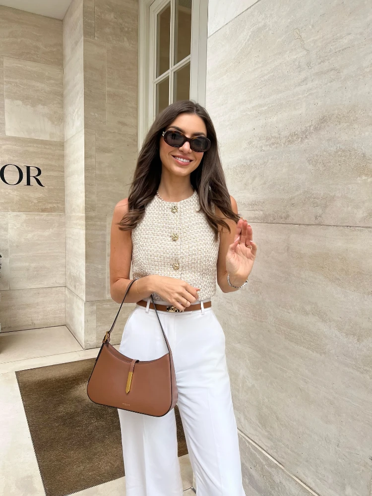 elegantes sommeroutfit für vorstellungsgespräch mit hose und eleganter weste