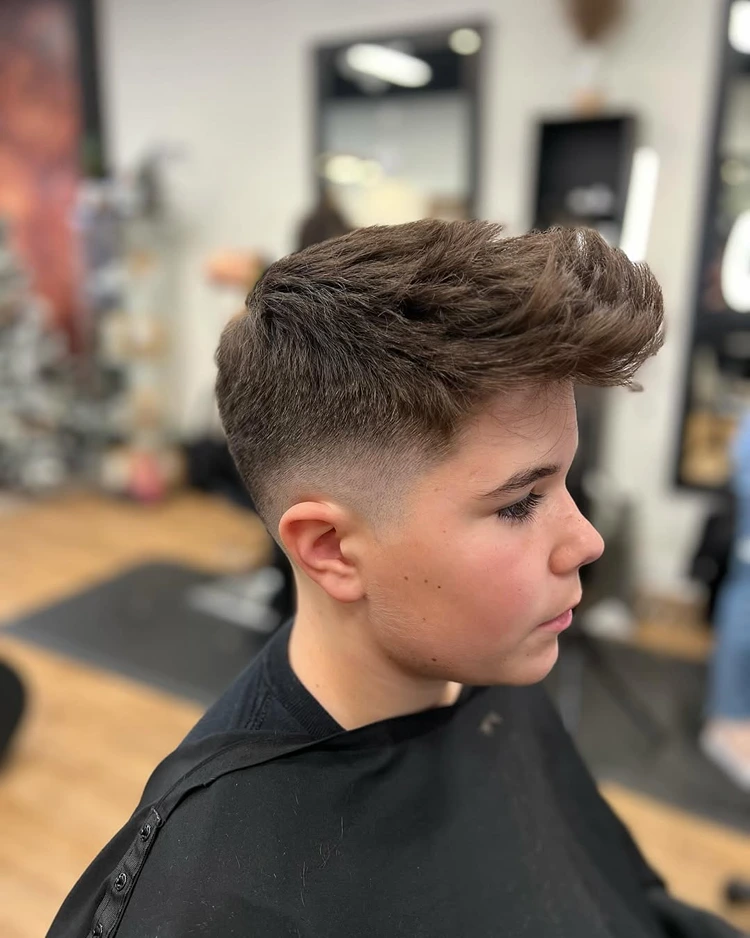 fade haarschnitt für jungen nach vorne gestylt