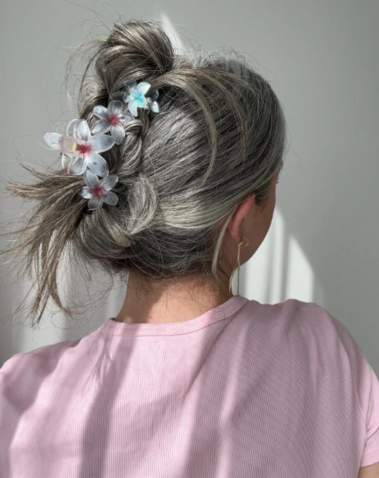 freche frisur mit xxl spange