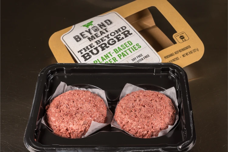 frische beyond meat burgers vor ihrer verpackung