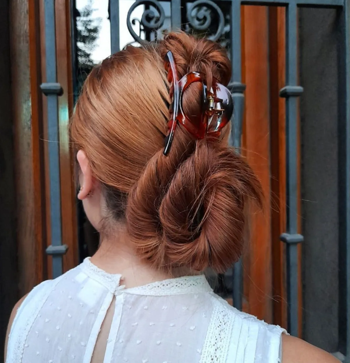 frisur mit großer haarklammer coole hairstyles mit xxl spangen für den sommer 2025