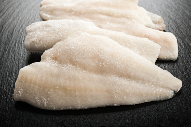 gefrorener pangasius auf einer platte