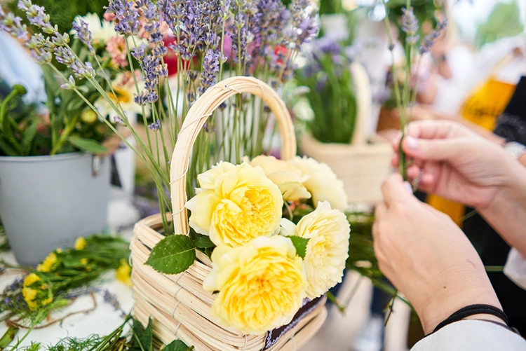 gelbe rosen und lavendel kombination in korb