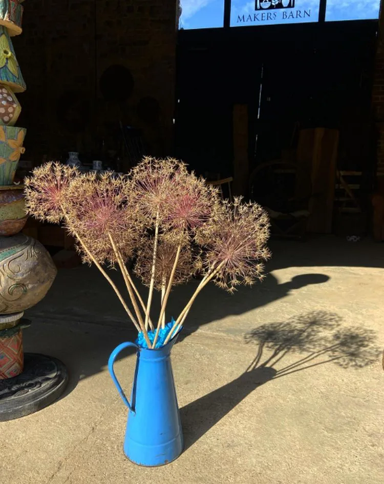 gießkanne im garten dekorieren