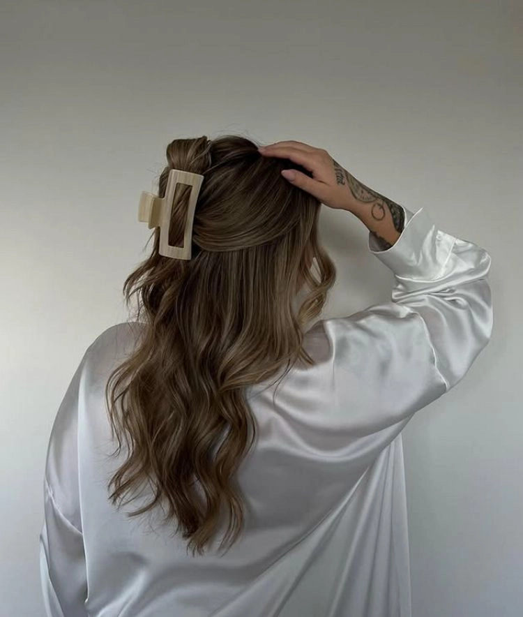 halb offene haare aufwerten mit haaraccessoire