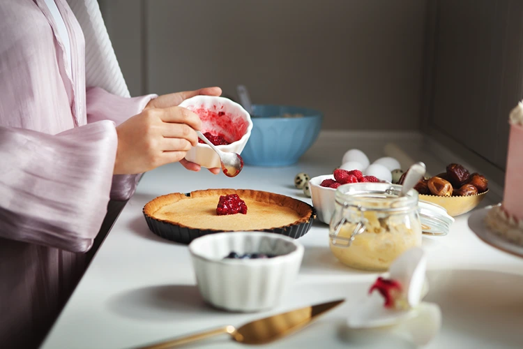 himbeermarmelade auf mürbeteigboden streichen